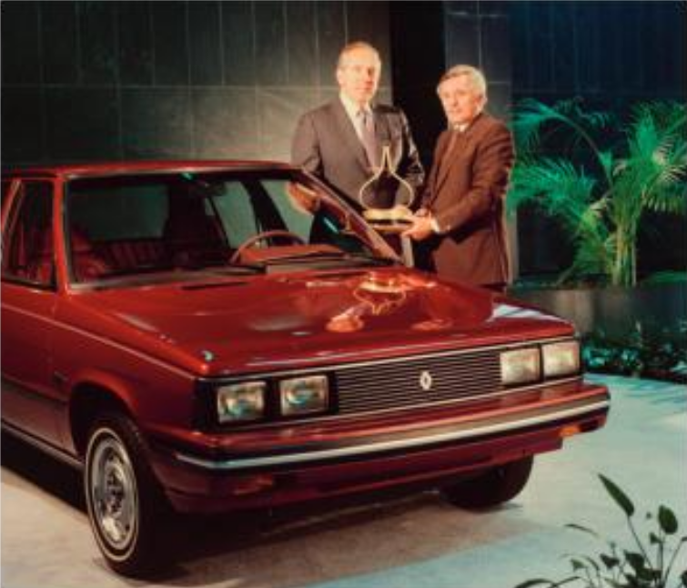 Jose Dedeurwaerder et Paul Tippett devant LA voiture élue Car Of The Year (Coty) 1983